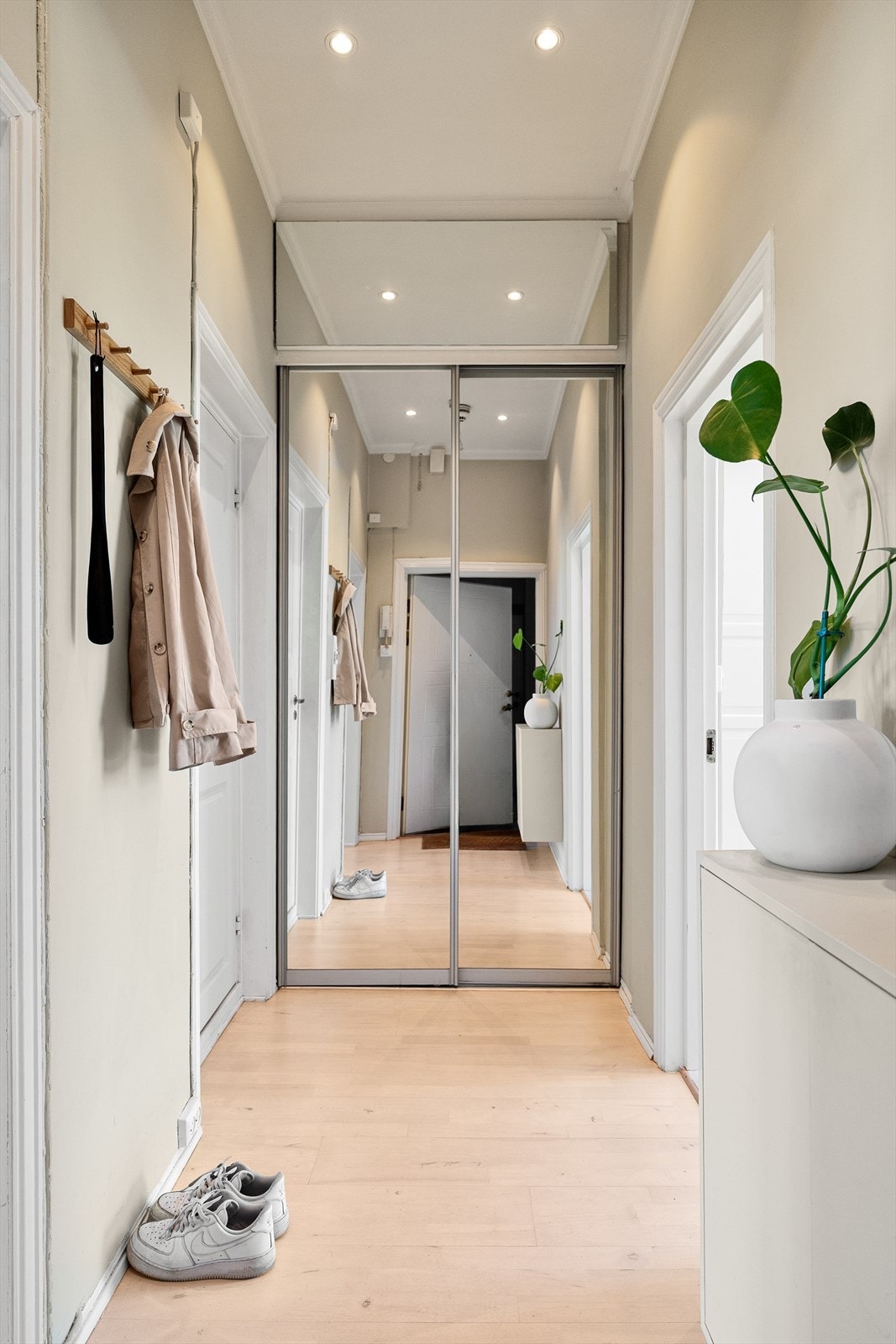 Innbydende entré som deler opp boligens øvrige rom. God plass til oppbevaring i praktisk skyvedørsgarderobe. Galleribilde