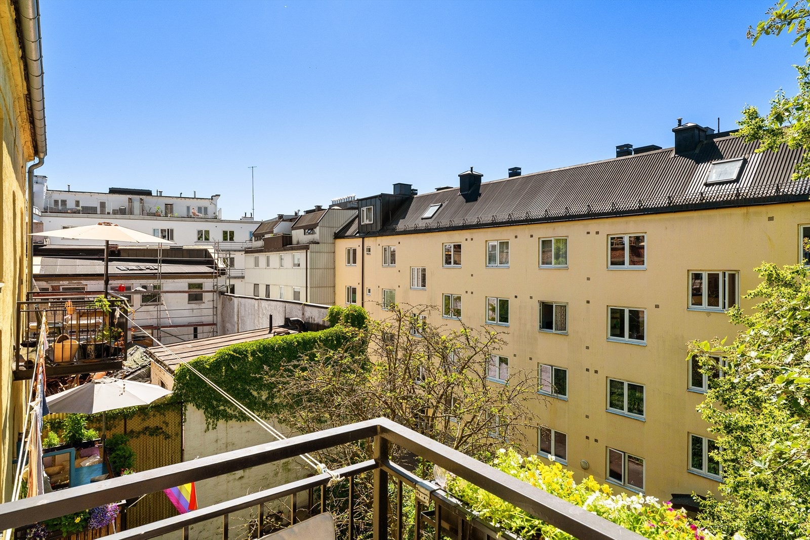 Balkongen vender ut mot rolig bakgårdsbebyggelse og er sydvestvendt. Galleribilde