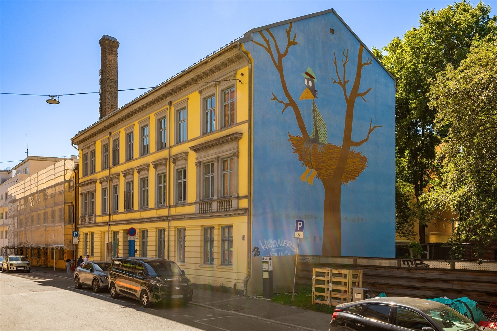 Fasade. Borettslaget holder til i en vakker bygård fra slutten av 1800-tallet, kun et lite steinkast fra Tøyen torg. Eiendommen er kjent for sitt særegne og fargerike veggmaleri, som har blitt et karakteristisk innslag i nabolaget. Galleribilde