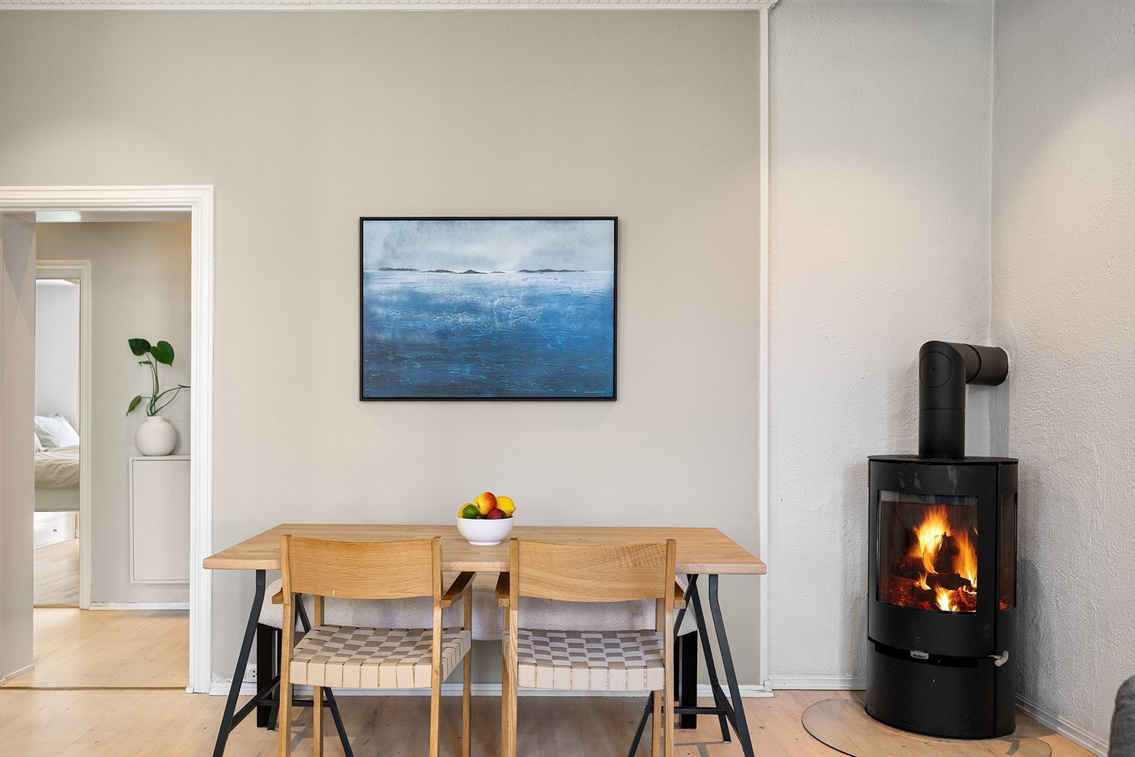 Naturlig plass til spisebord. Perfekt for sammenkomster med famile og venner! Galleribilde