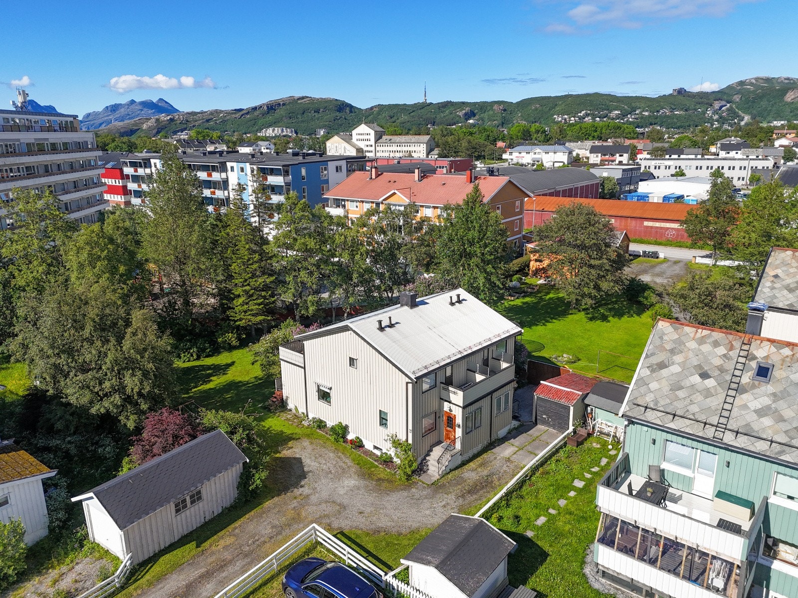 Fra eiendommen er det kort vei til servicetilbud som City Nord og Trekanten. Samtidig er det kort vei til Bodø sentrum. Galleribilde