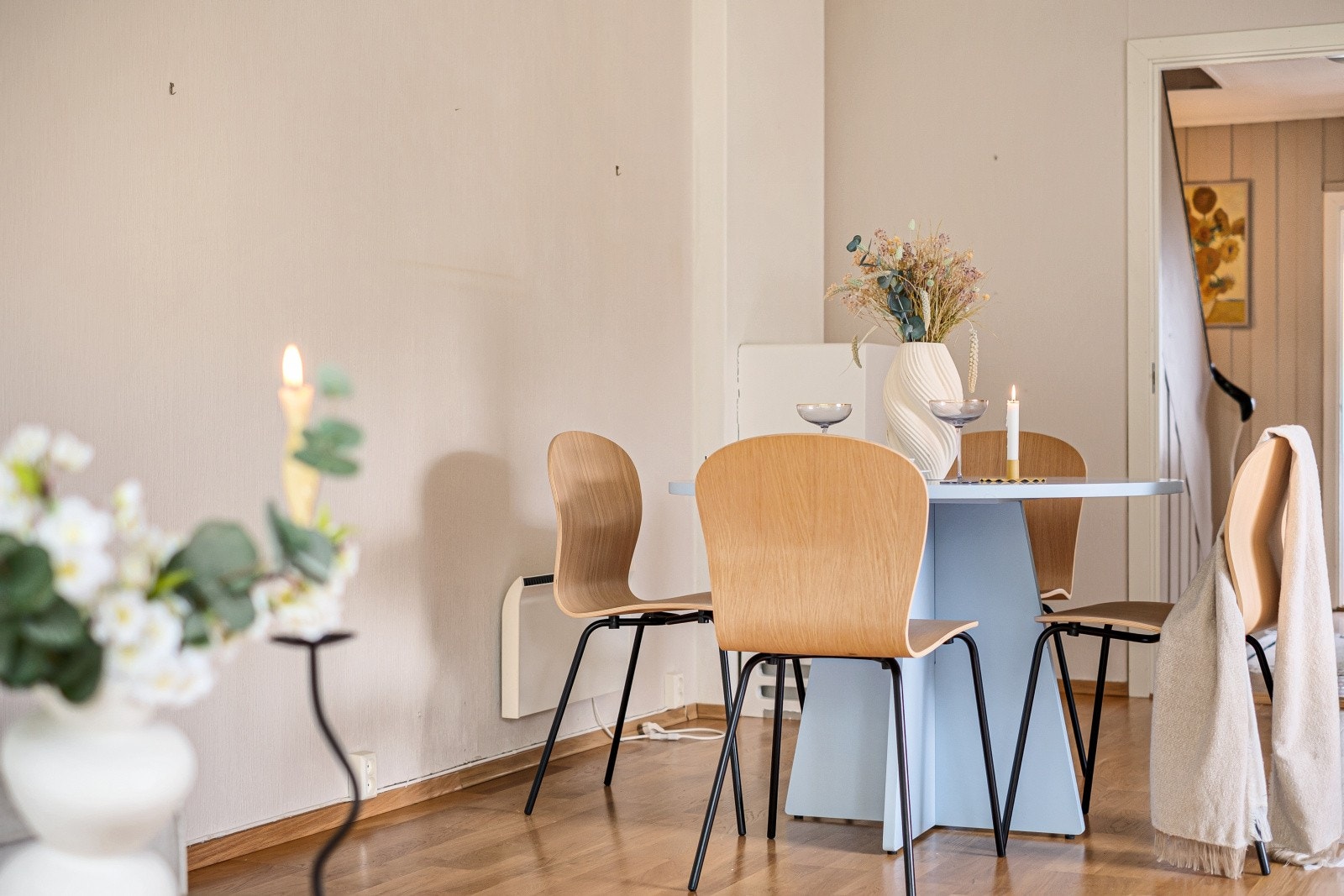 Detaljbilde av stuen. Spiseplassen er en naturlig del av det store oppholdsrommet. Galleribilde