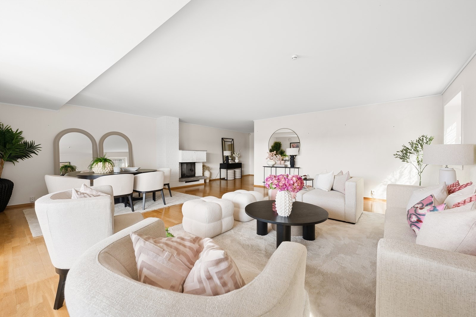 En lys og meget smakfull leilighet med plass til hele familien. Galleribilde