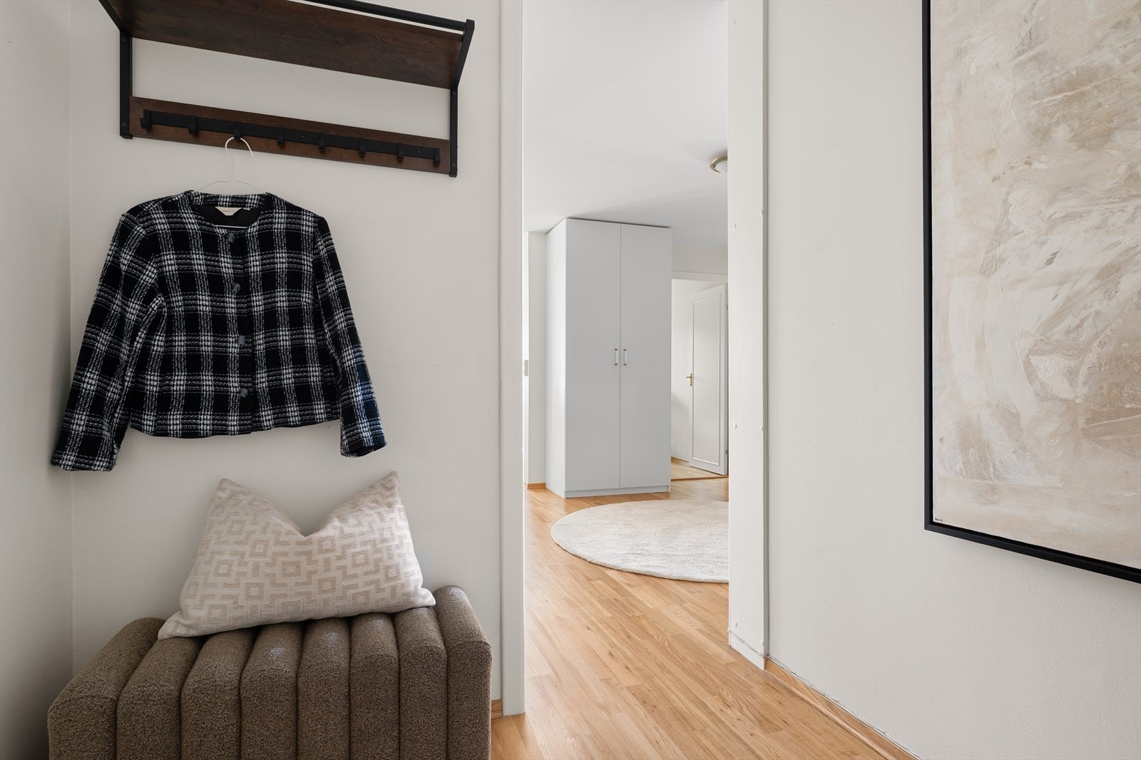 Entre med plass for oppheng av jakker og skoavsetting. Galleribilde