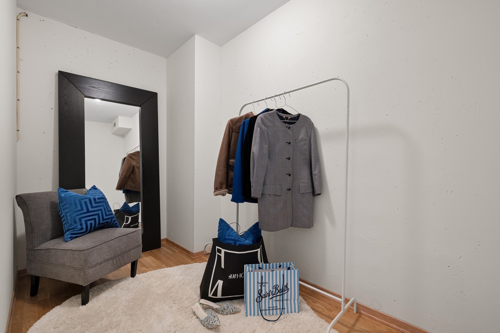 Praktisk bod som også kan benyttes som walk-in closet. Galleribilde