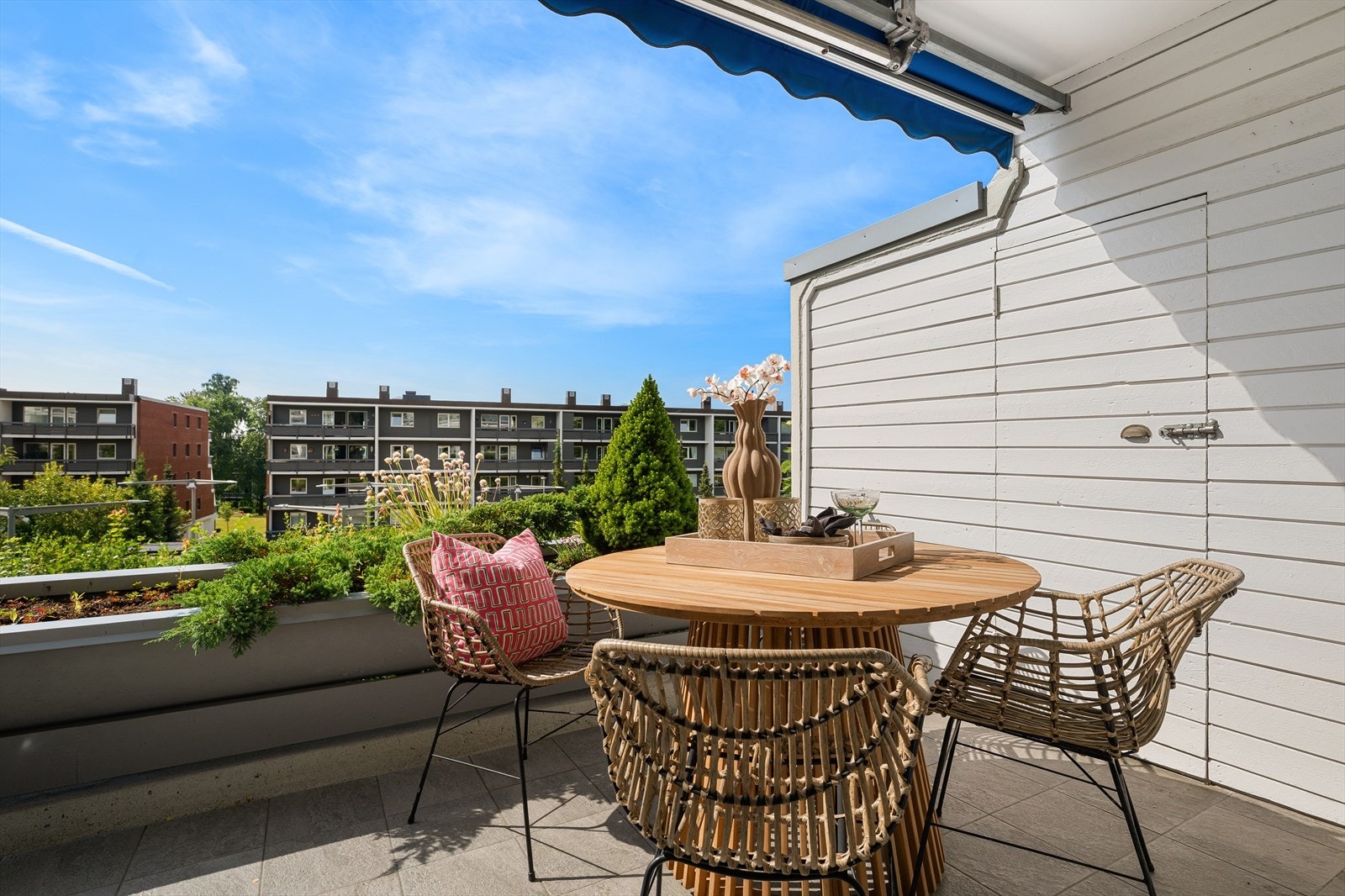 Fra stuen er det utgang til en stor og solrik terrasse - her har du i tillegg en stor bod for ekstra lagringsplass. Galleribilde