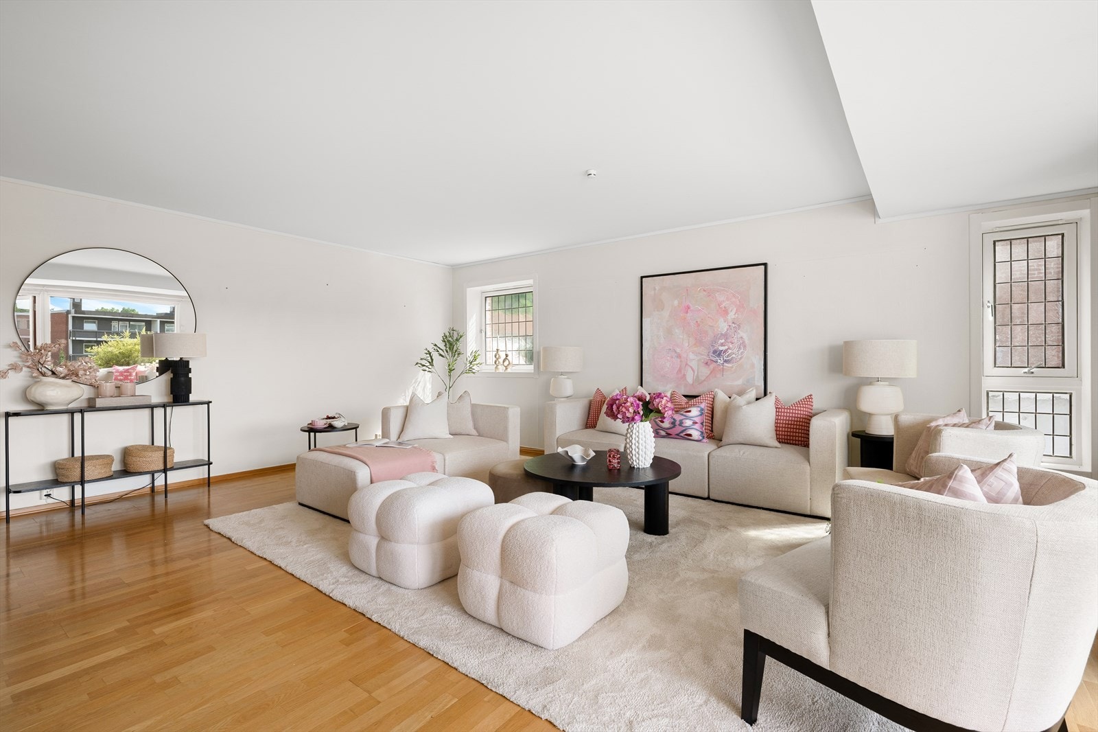 De store vindusflatene gir godt med naturlig lys. Galleribilde