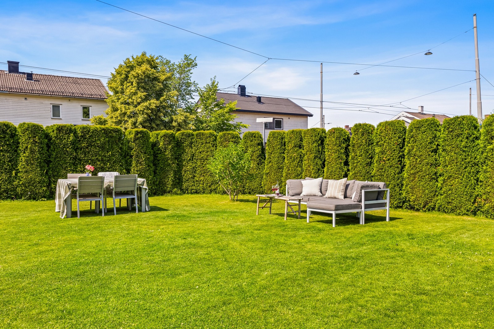 Boligens uteplass er av god størrelse, hvor du også sitter helt skjermet til fra øvrig bebyggelse Galleribilde