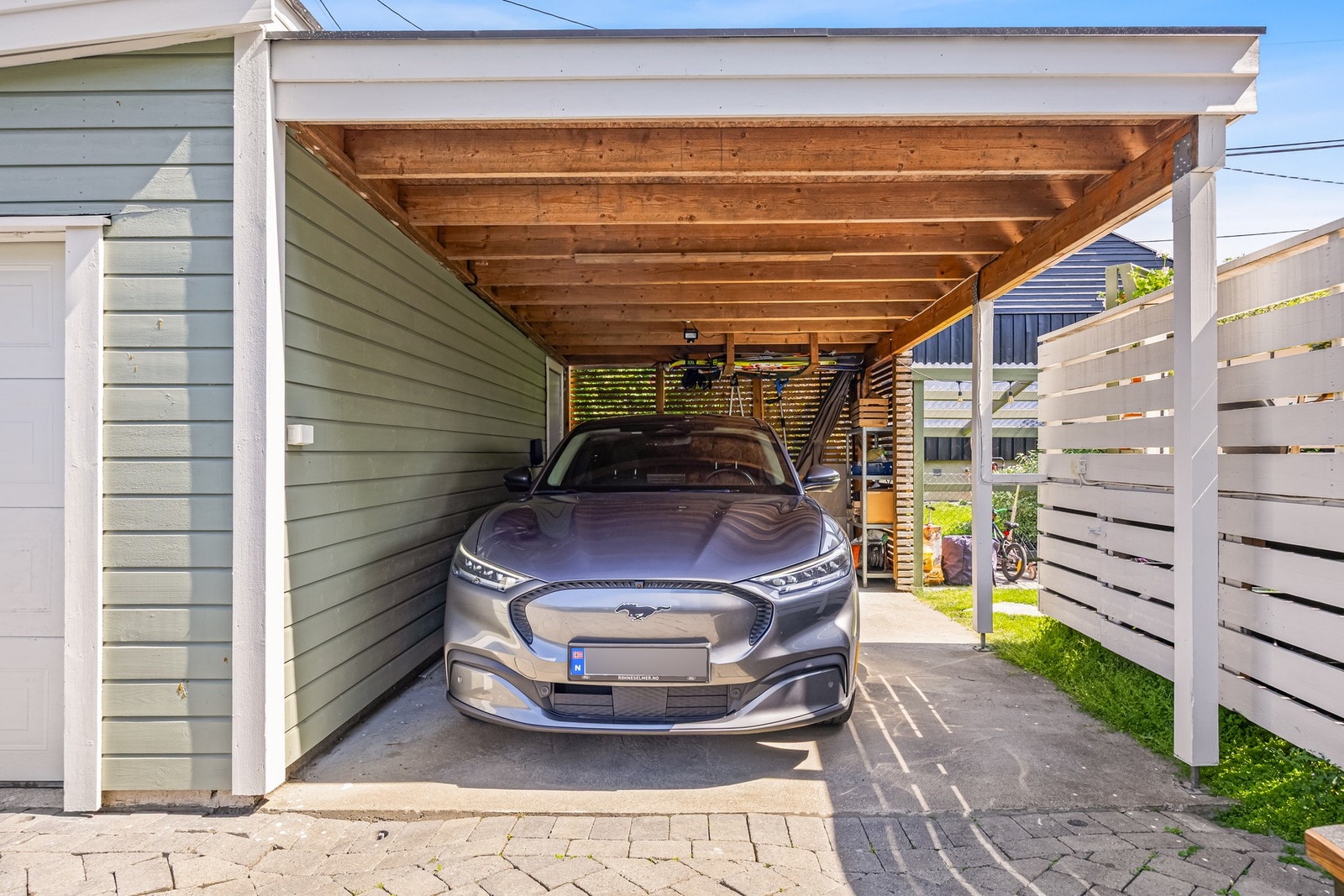 Boligen disponerer carport med EL-lader hvor lading er inkludert i felleskostnader Galleribilde