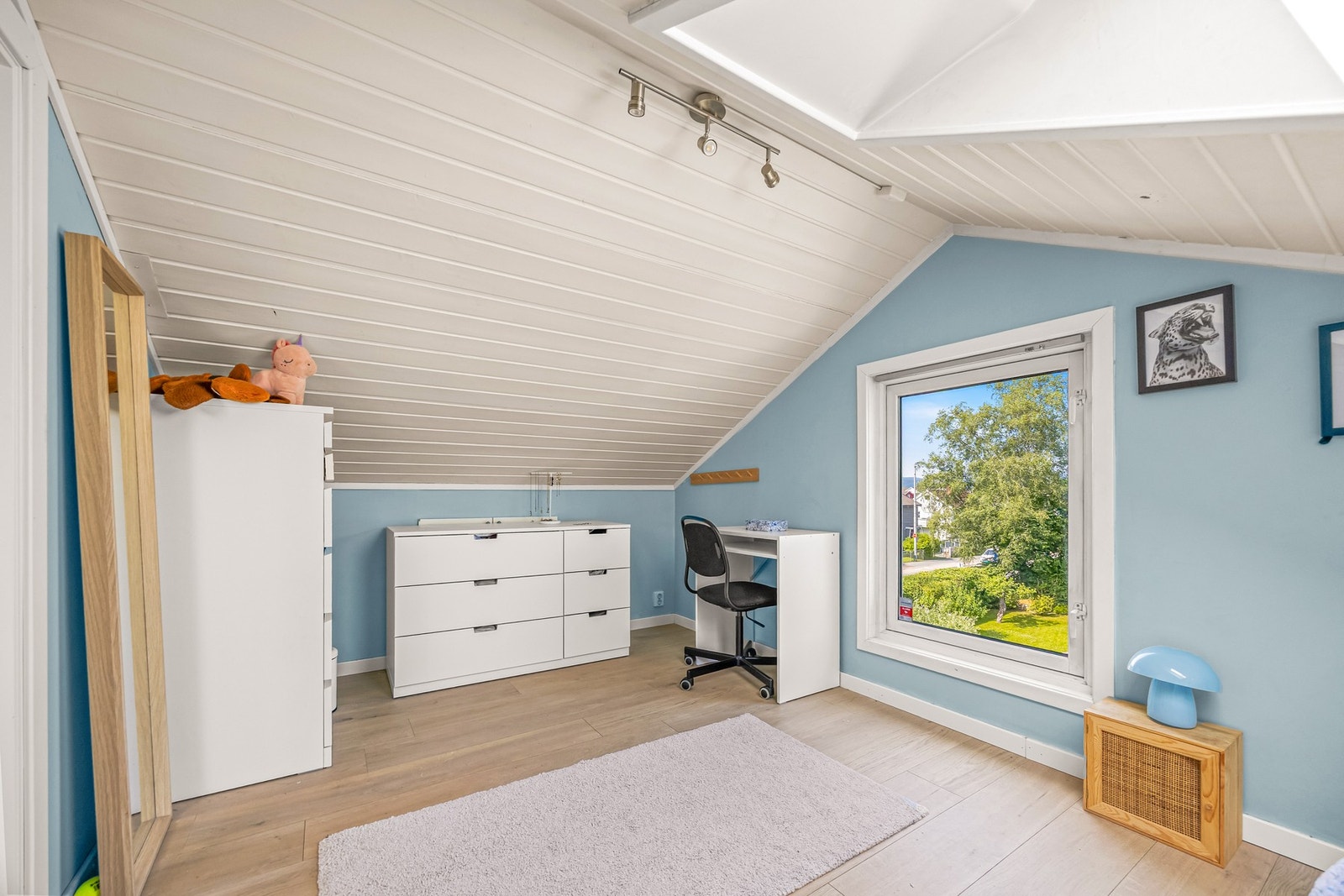 Det er godt med plass til møblering. Lagring i knevegger Galleribilde