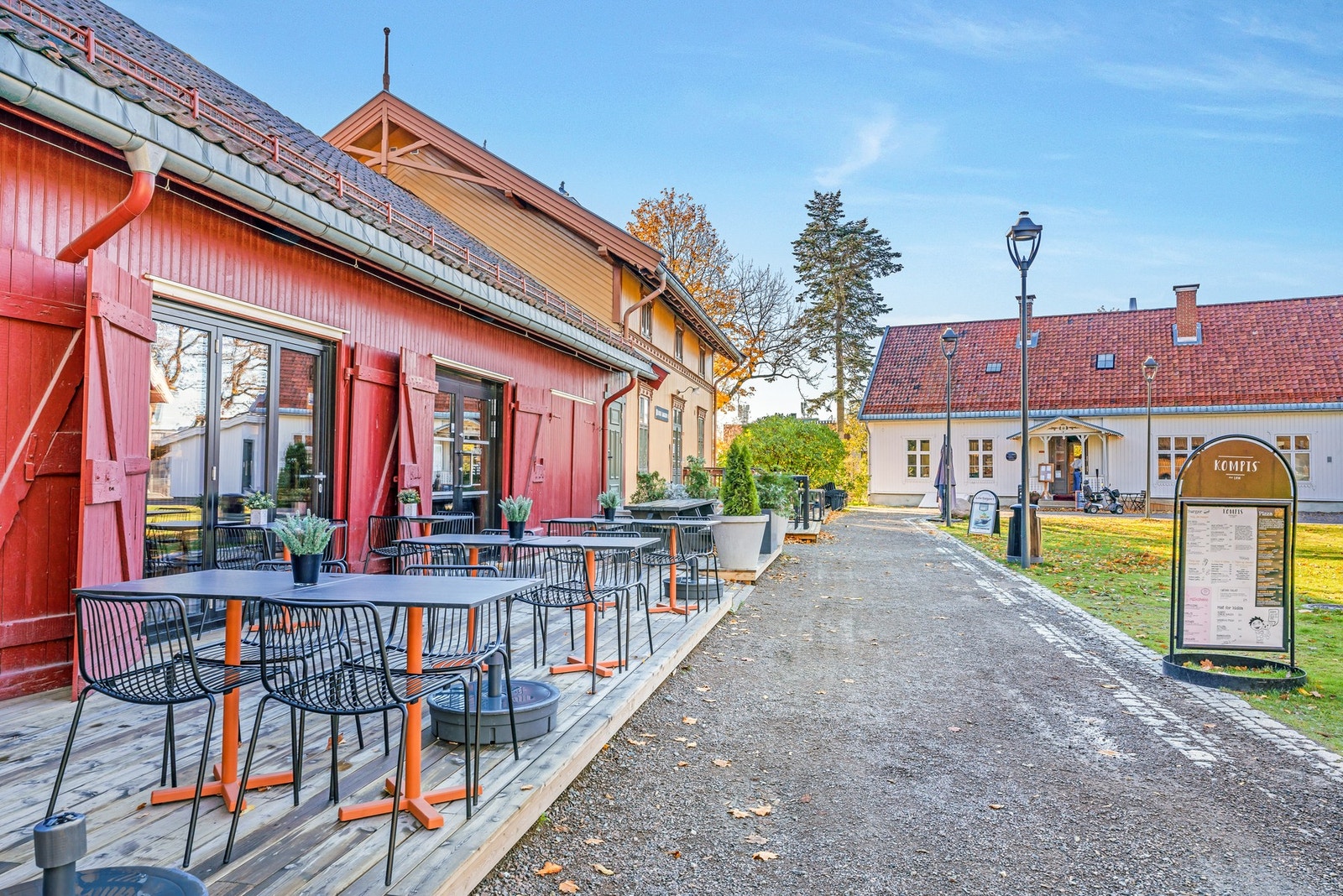 Lilo Gård med restauranter, kafé Meny og en rekke butikker Galleribilde