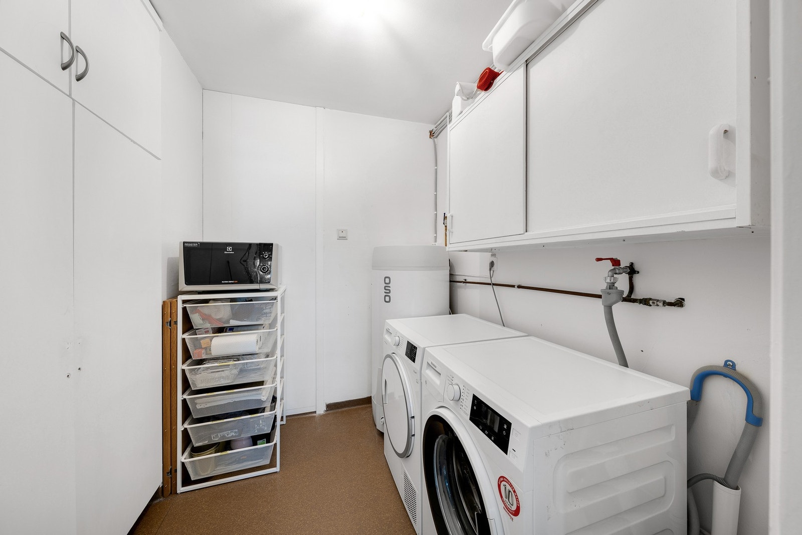 Separat vaskerom tilknyttet kjøkkenet på ca. 5 kvm. Her har du god plass til vaskemaskin, tørketrommel eller ekstra fryser. Galleribilde