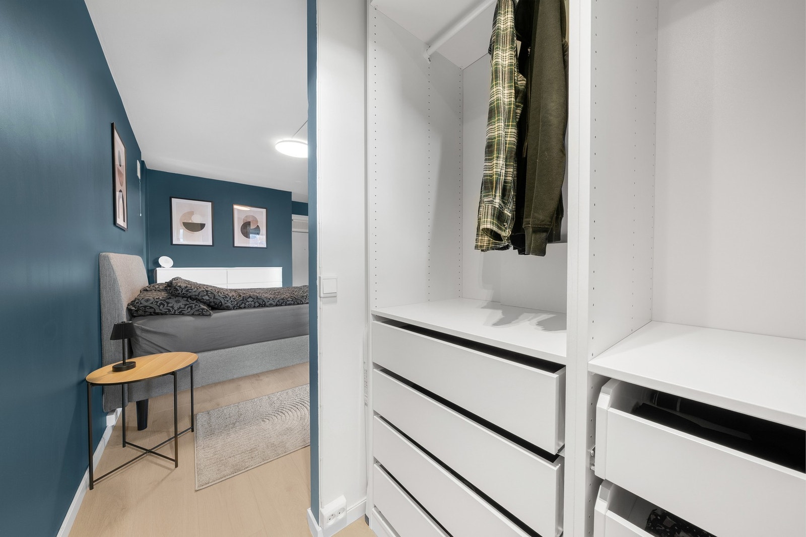På soverommet er det etablert en praktisk walk-in-garderobe med gode oppbevaringsmuligheter. Galleribilde