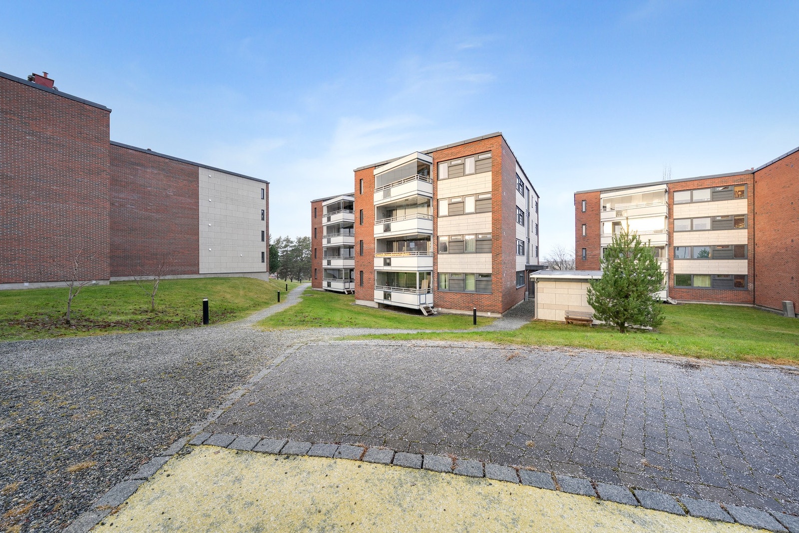 Bygget ble renovert i 2019 med bl.a etterisolering, nye vinduer, drenering m.m. Galleribilde