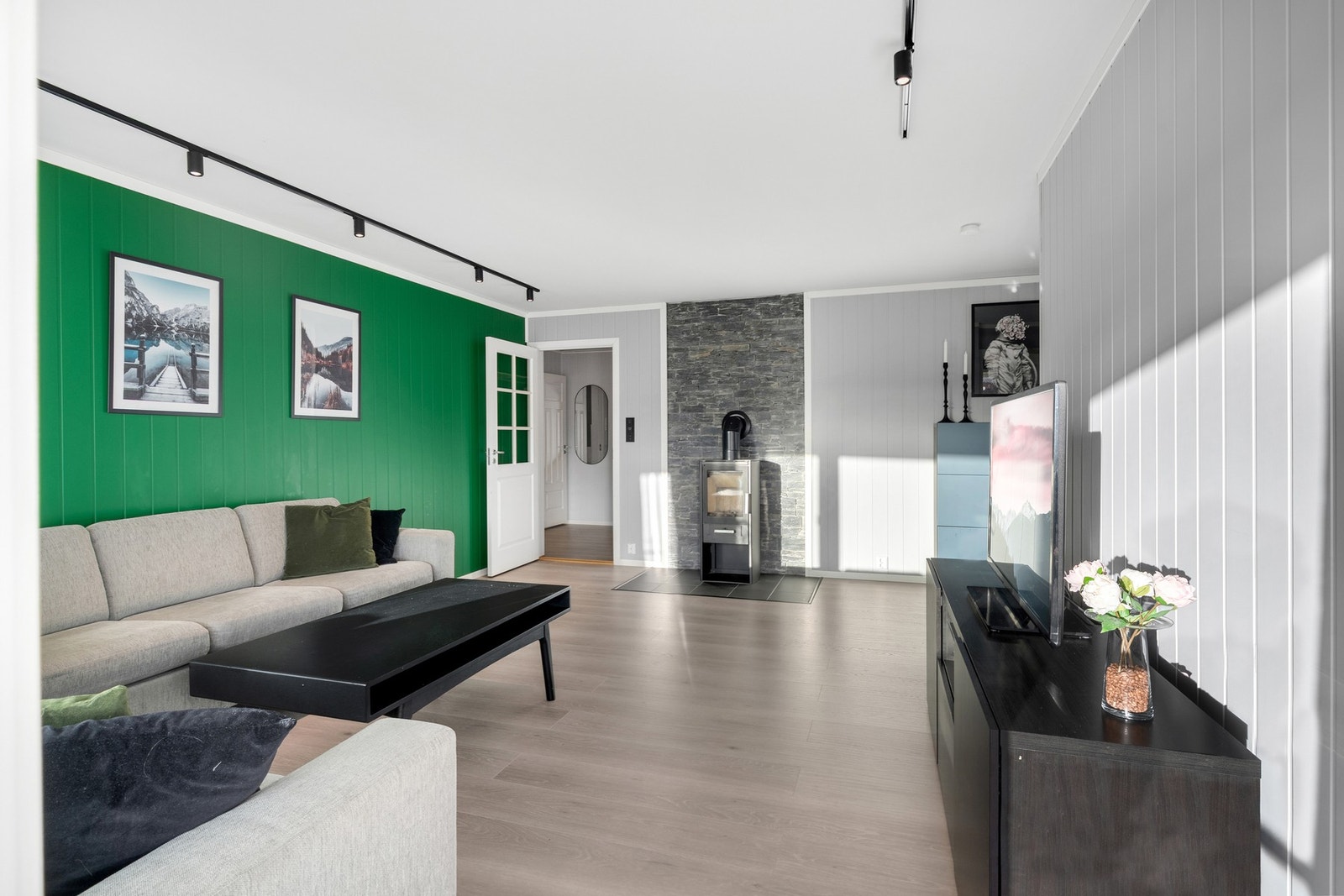 Stuen/spisestuen er på hele 33 kvm med god plass til stor sofagruppe og langbord. Galleribilde