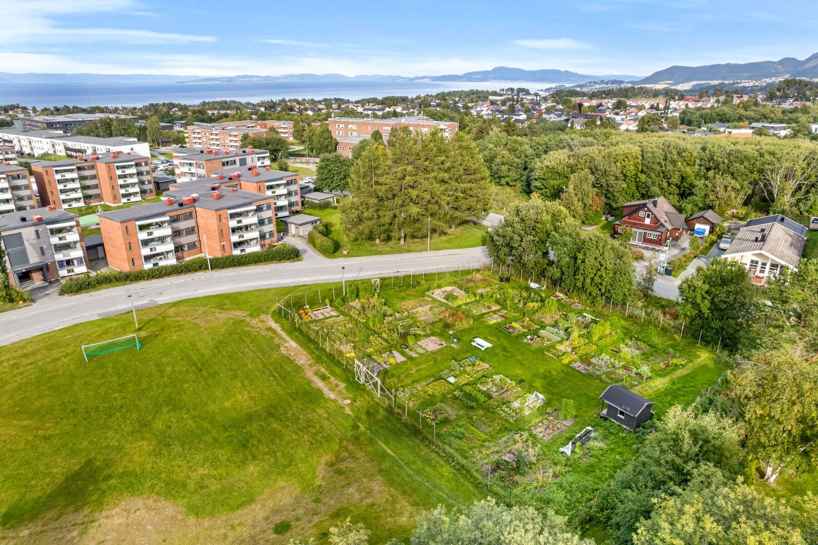 Det ble i 2018/2019 etablert en parsellhage i borettslaget. Like ved er det også en Miljøstasjon, slik at man slipper å dra til Heggstadmoen - svært praktisk! Galleribilde