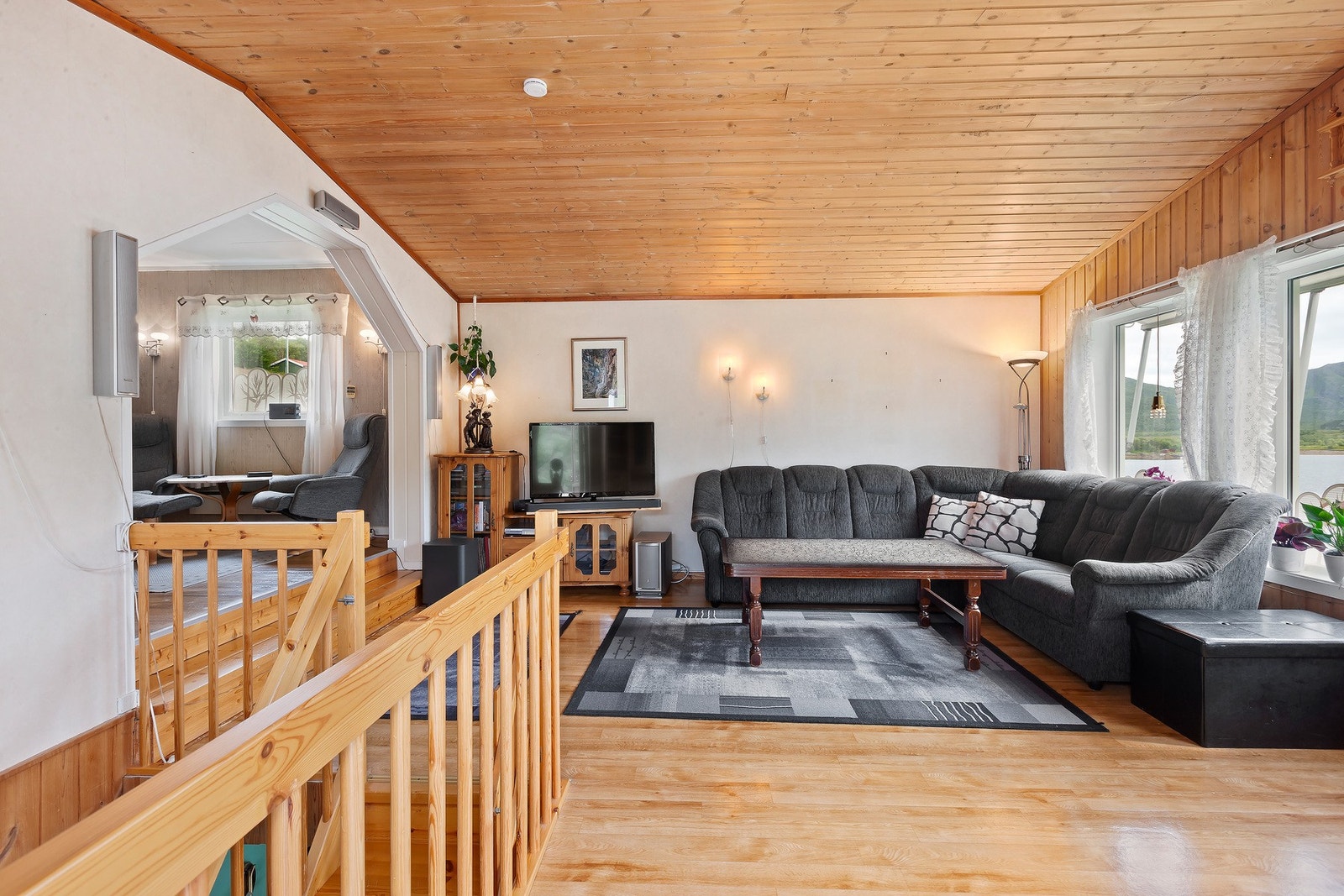 Hovedstuen ligger på et lavere nivå enn stuen/spisestue, noe som gir en fin rominndeling. Galleribilde