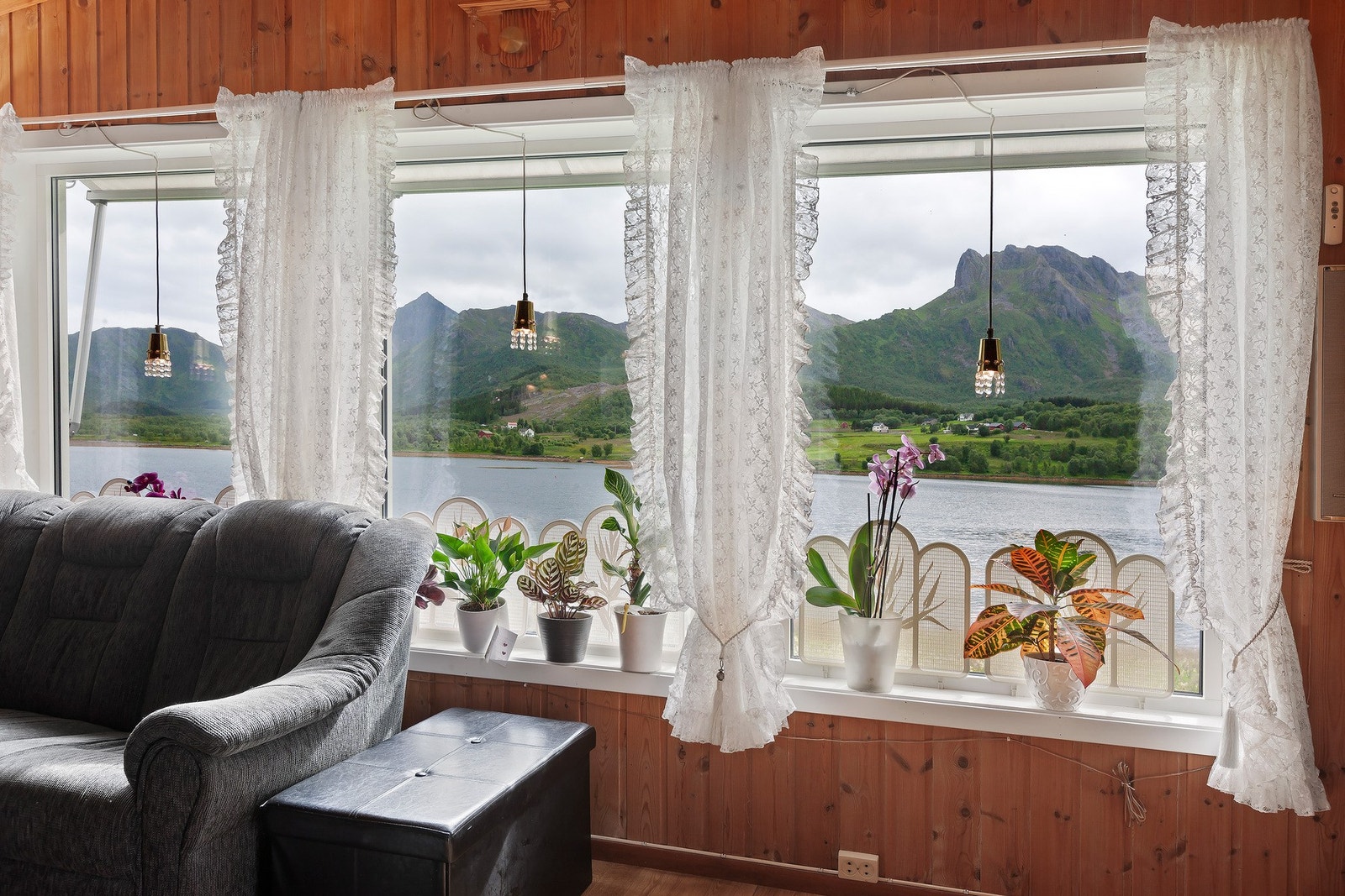 Fra stuen er det vidstrakt og flott utsikt mot fjellene og fjorden. Galleribilde