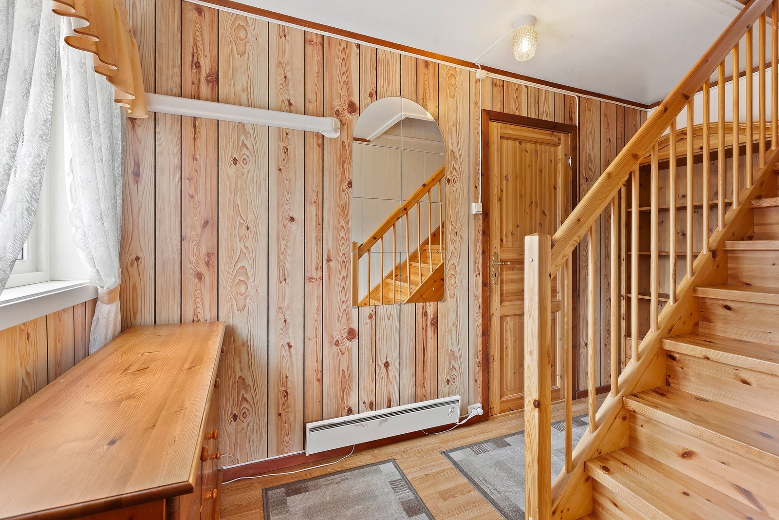 Gangen leder inn til en romslig stue, og via trappen kommer du opp til andre etasje med fire soverom og bad. Galleribilde