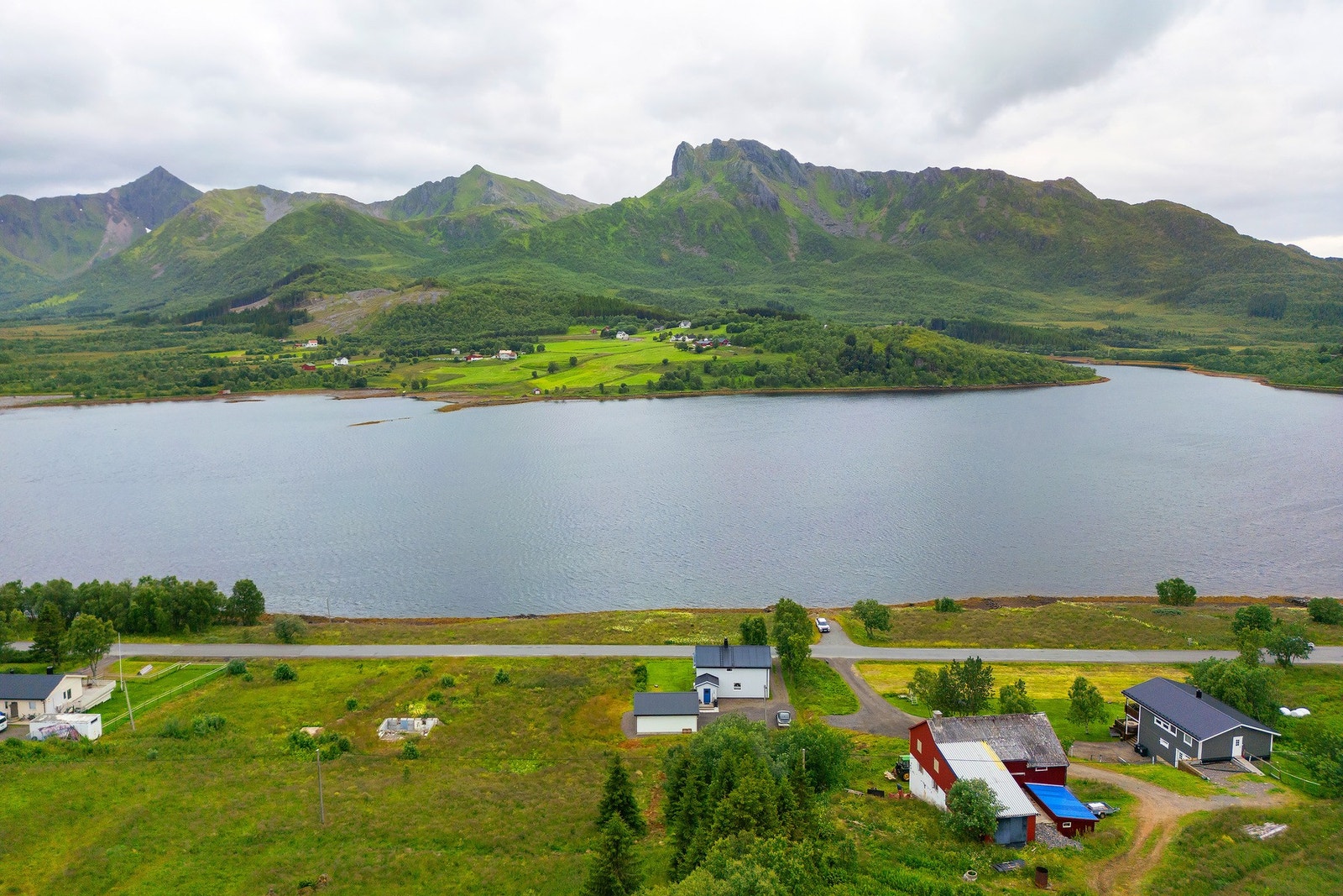 Eiendommen har en flott beliggenhet med utsikt over fjorden og omkringliggende fjell. Området byr på naturskjønne omgivelser og gode solforhold. Galleribilde