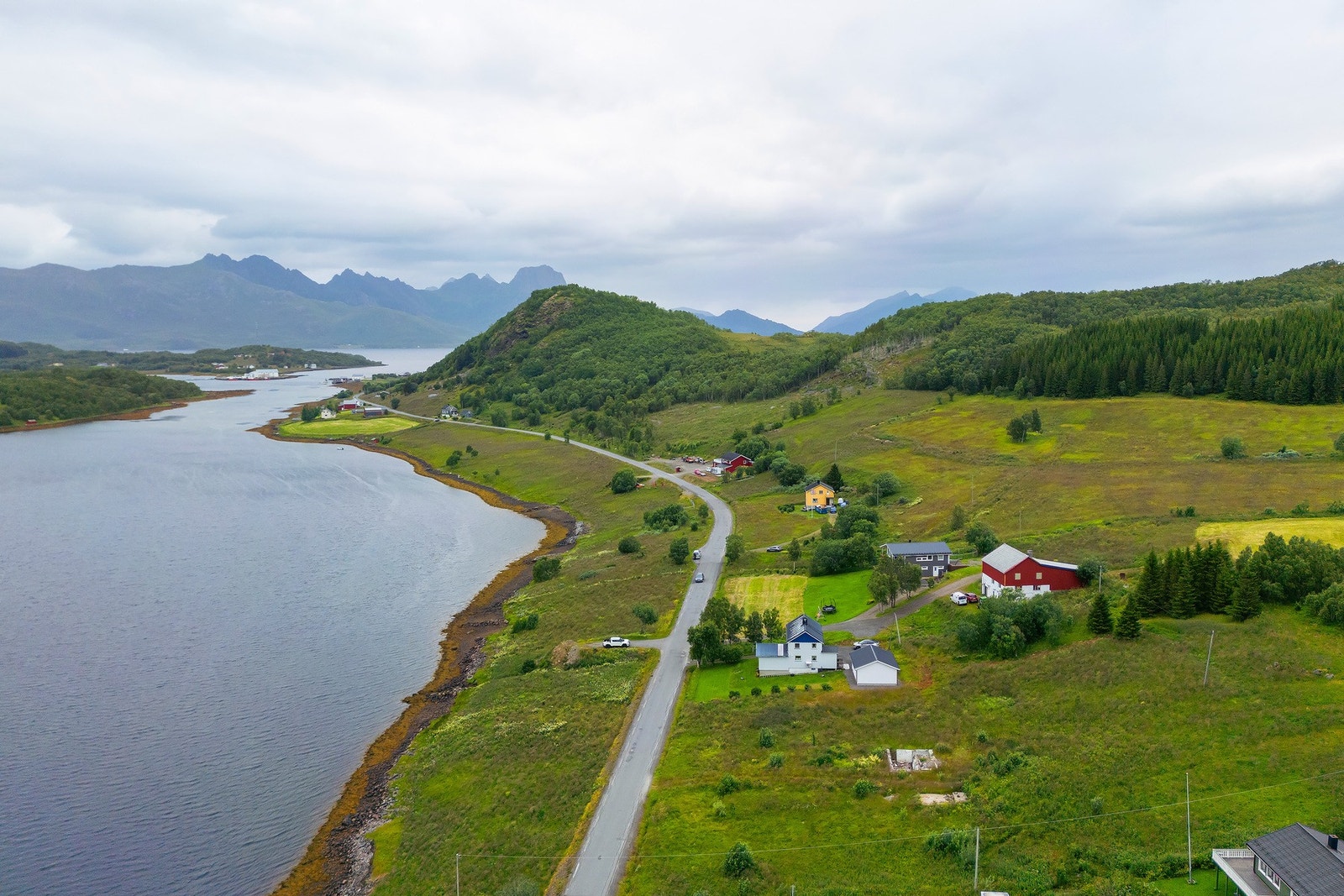 Barnehage og skole ligger henholdsvis ca. 5 og 4 minutter kjøring. Ca. 15 km fra Sortland Galleribilde