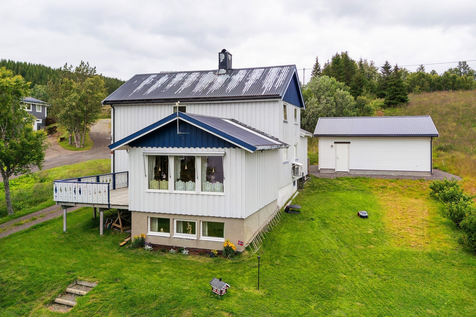 Eiendommen består av enebolig og dobbel garasje. Galleribilde