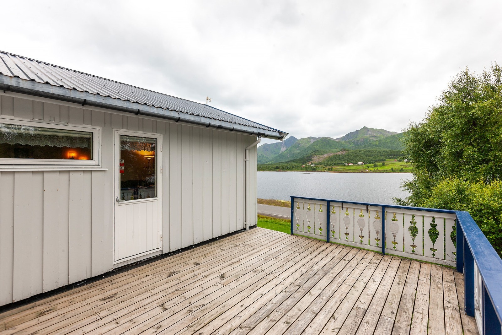 Nyt lange sommerdager på verandaen med vakker utsikt over fjorden og grønne omgivelser. Galleribilde