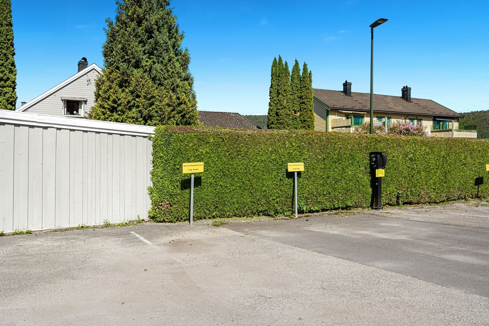 Ved parkeringsplassen er det mulighet for lading av elbil. Galleribilde