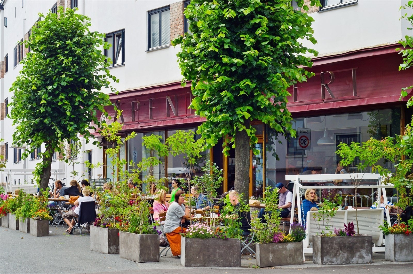 I nærområdet finner du et rikt utvalg av kaféer og restauranter, som populære Åpent Bakeri Galleribilde