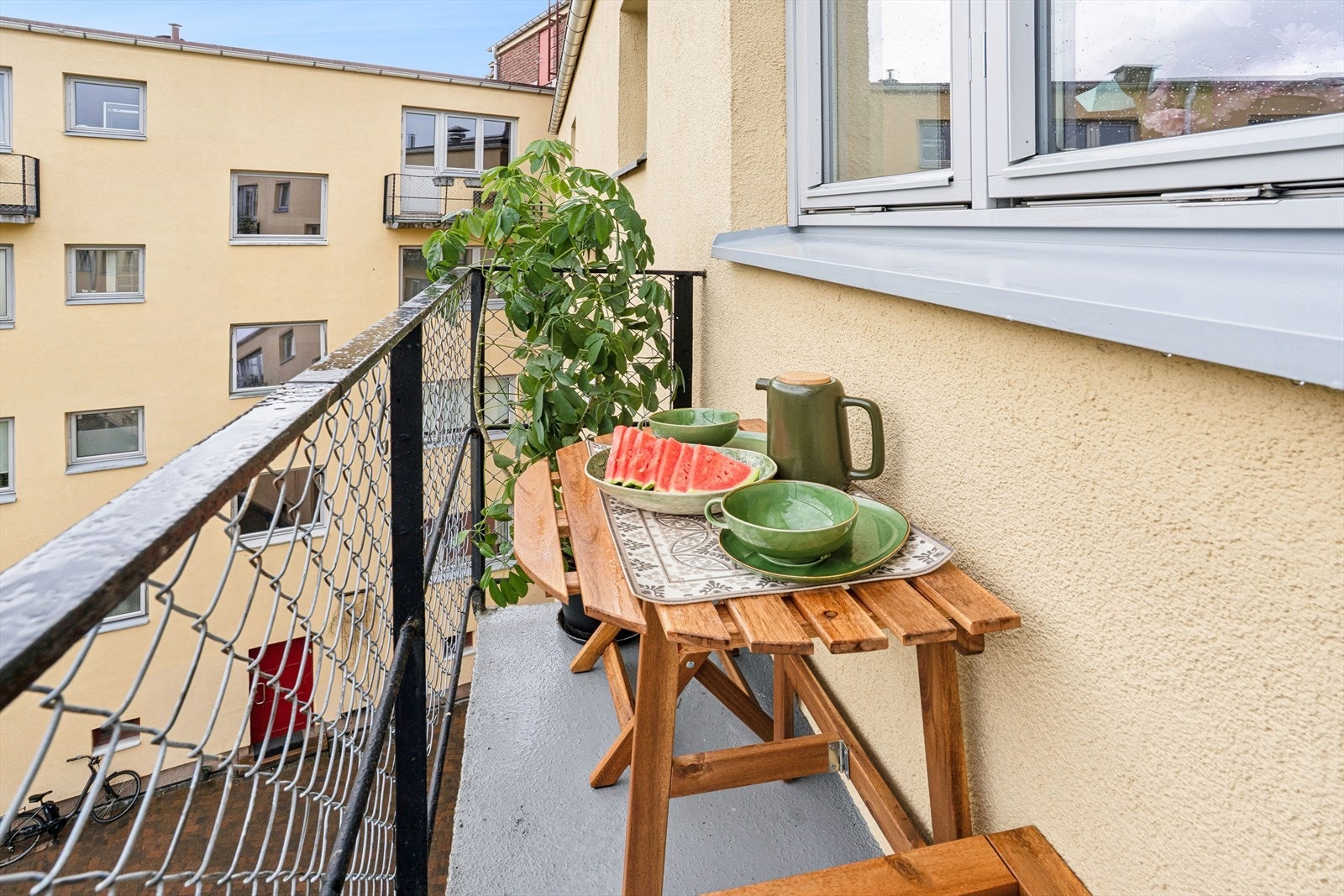 Trivelig balkong vendt mot bakgård. Her kan morgenkaffen nytes i hyggelige omgivelser Galleribilde