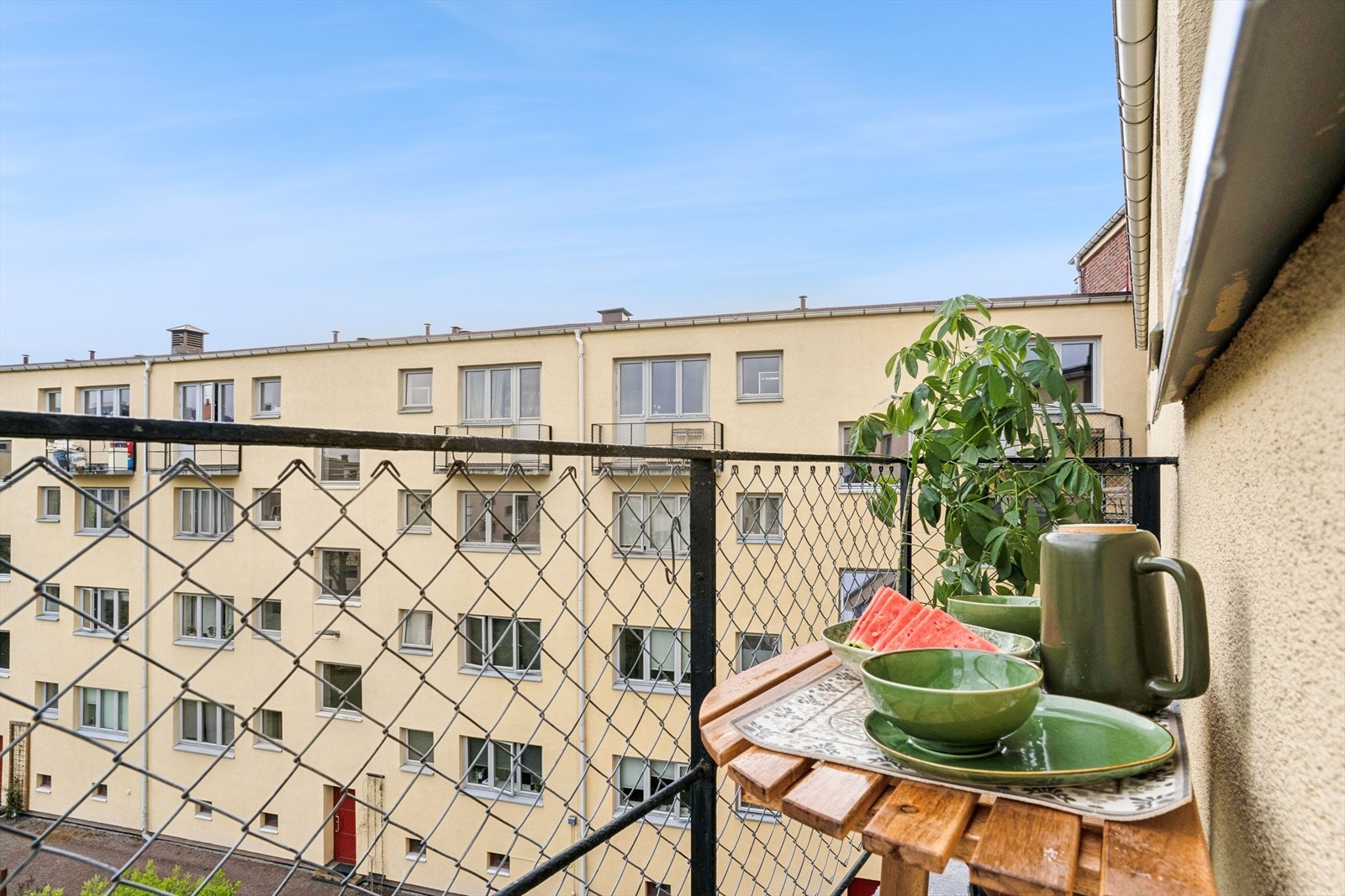 Balkongen kan enkelt innredes med spisebord og stoler Galleribilde