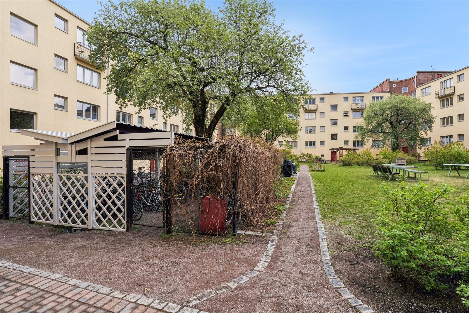 I bakgården er det felles, overbygde sykkelboder for trygg parkering Galleribilde