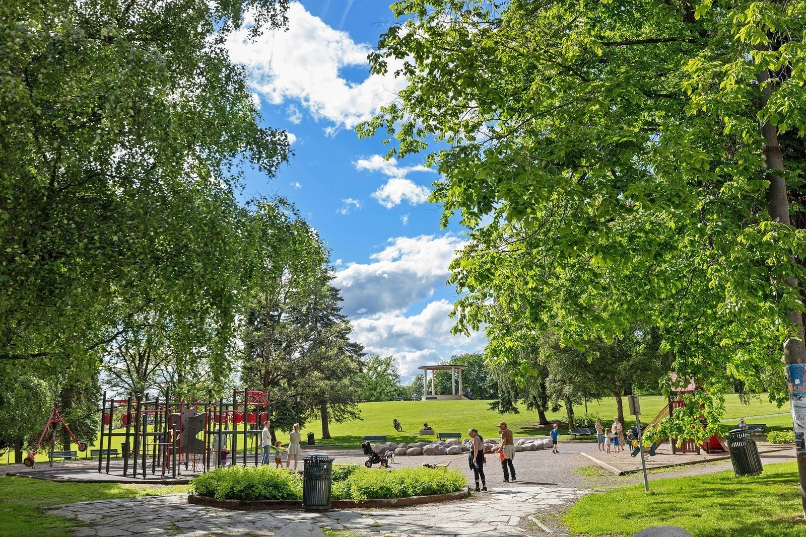 Torshovparken, et av områdets store friområder, ligger i kort avstand fra leiligheten Galleribilde