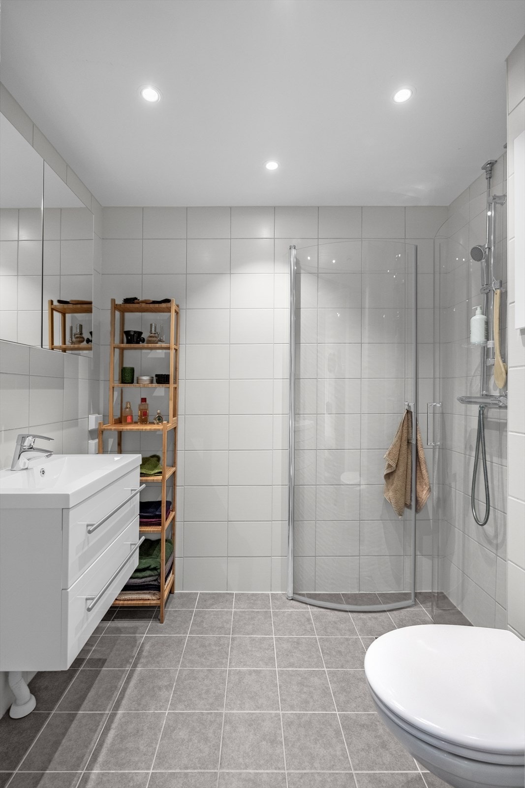 Flislagt baderom med behagelig gulvvarme og moderne downlights, totalrenovert i regi av borettslaget i 2019 Galleribilde