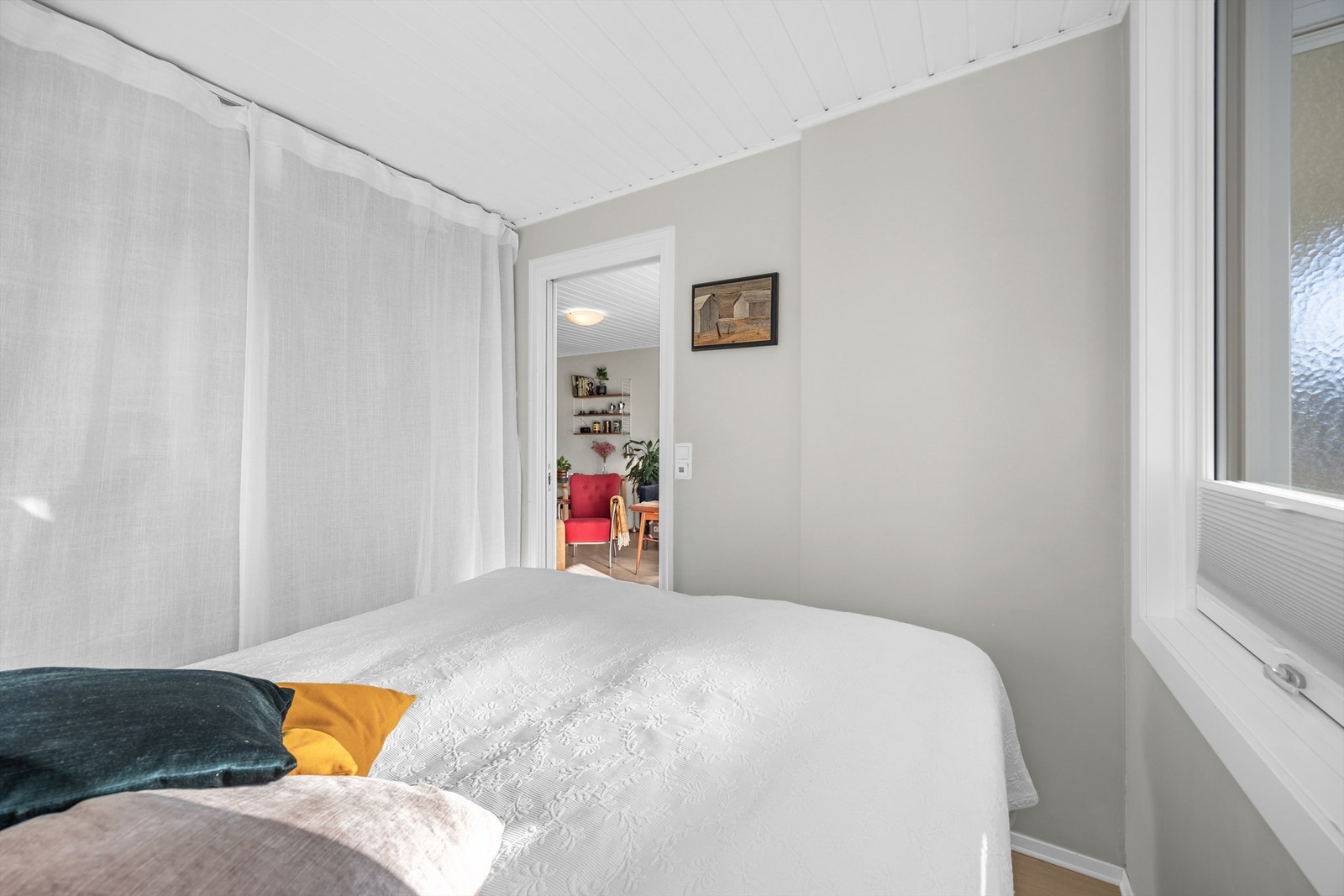 Garderobeskap er montert og er pent avskjermet med forheng. Senger har bredde på 160 cm Galleribilde