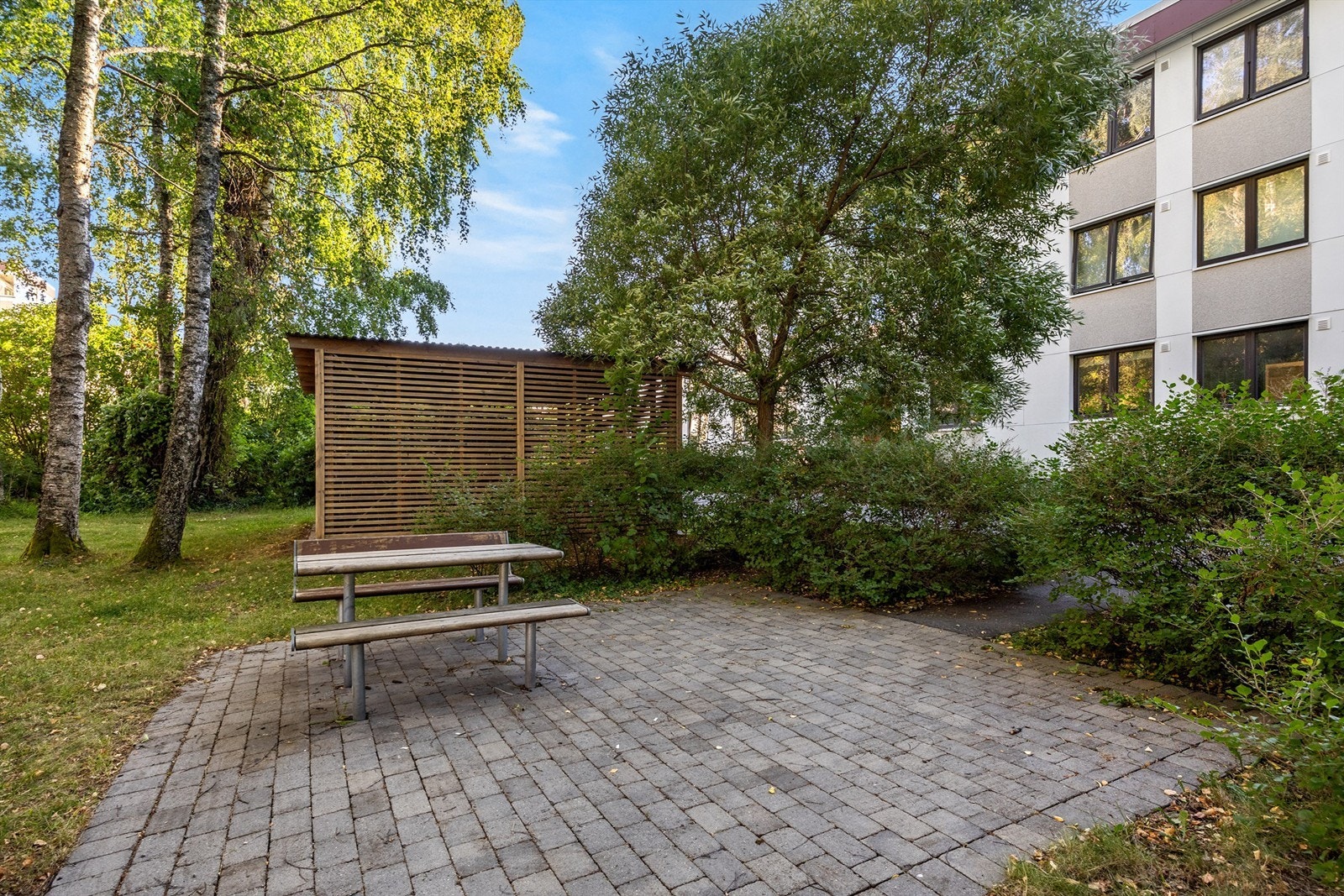 Hyggelige, felles uteområder med god plass til å boltre seg for beboerne Galleribilde