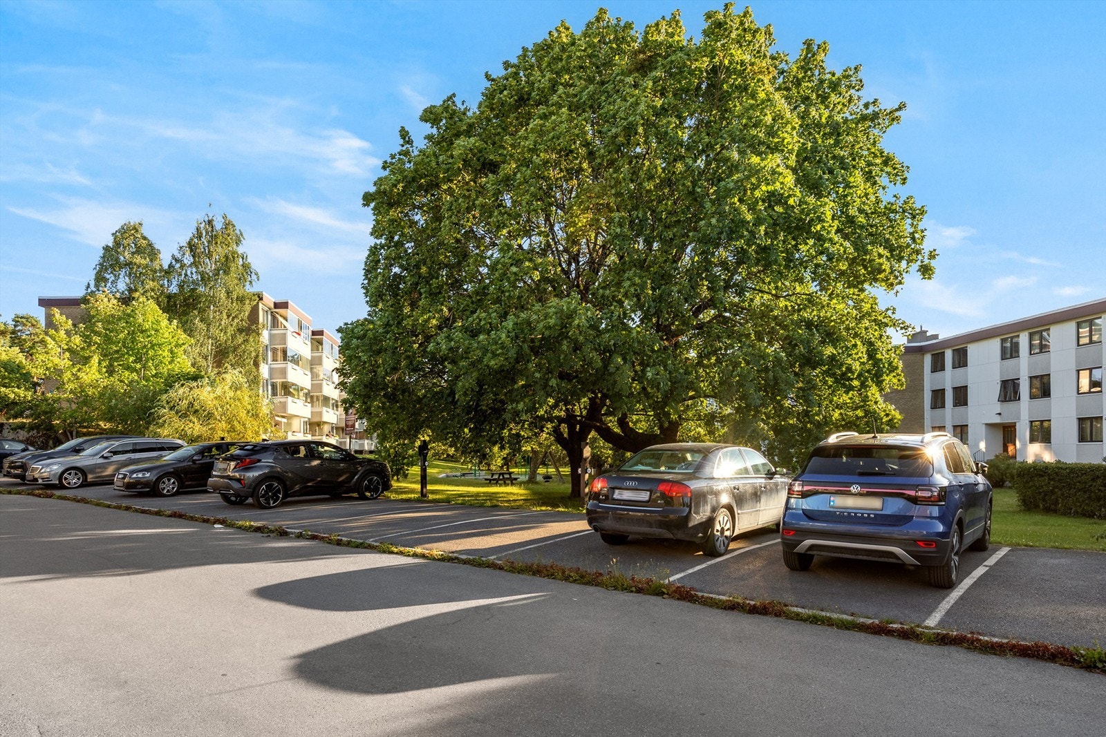 Borettslaget har 120 garasjer og 324 parkeringsplasser som leies ut til beboerne etter ventelister Galleribilde