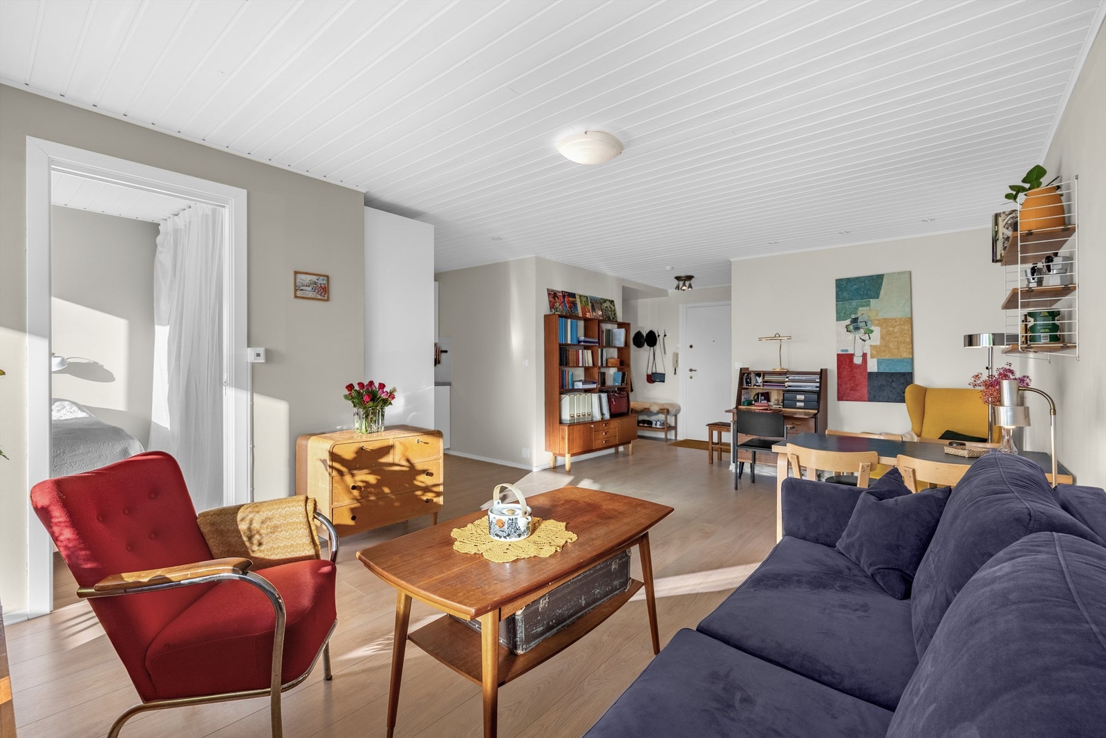 Rommet er malt i lyse toner, som står fint til det lekre laminat gulvet Galleribilde