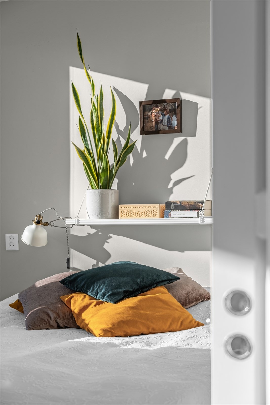 Lyst og fint soverom med god plass til seng Galleribilde