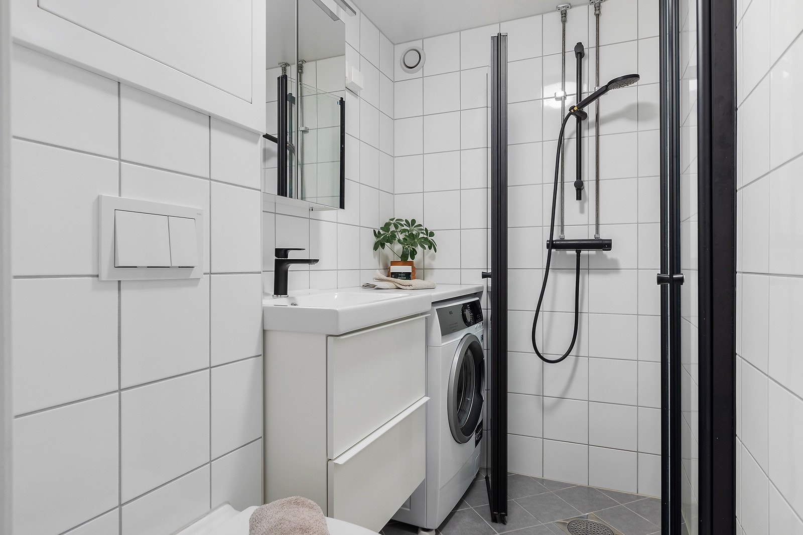 Lekkert flislagt bad fra 2018 i regi av borettslaget. Det er opplegg for vaskemaskin Galleribilde