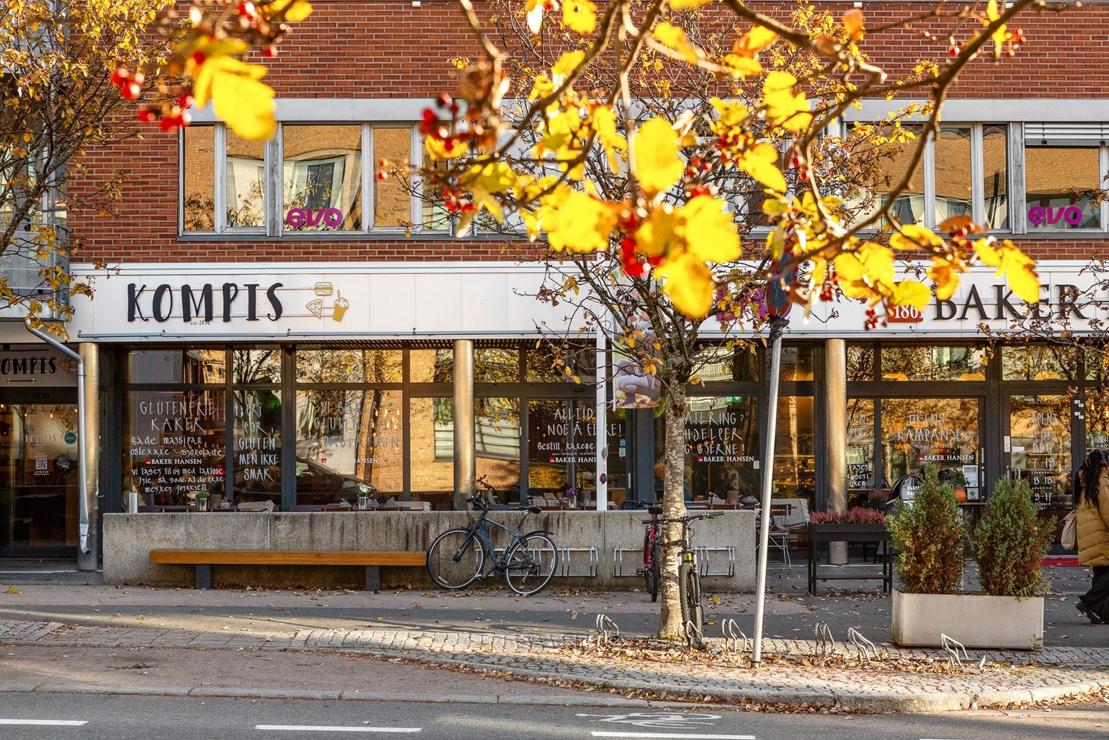 Røa senter med et utvalg av butikker og Kafè Galleribilde