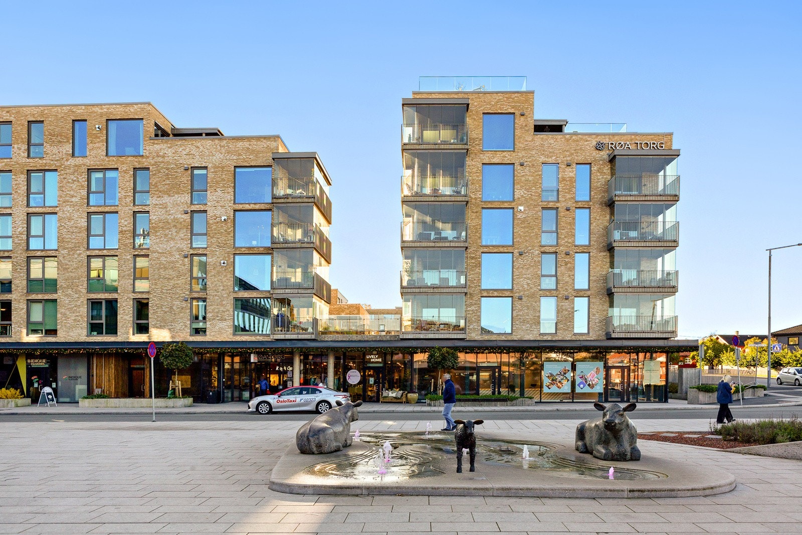 Røa torg med et godt utvalg av butikker, bibliotek og spisesteder Galleribilde