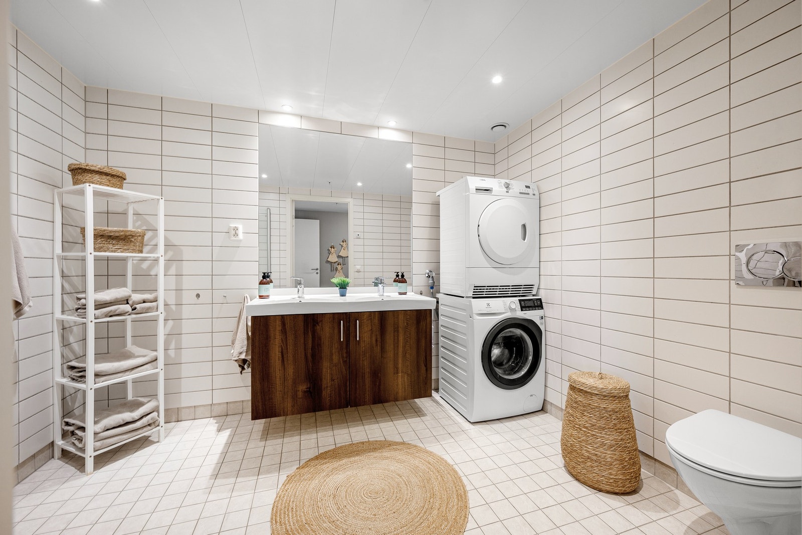 Badet har flislagte gulv og vegger, og elektriske varmekabler i gulvet Galleribilde