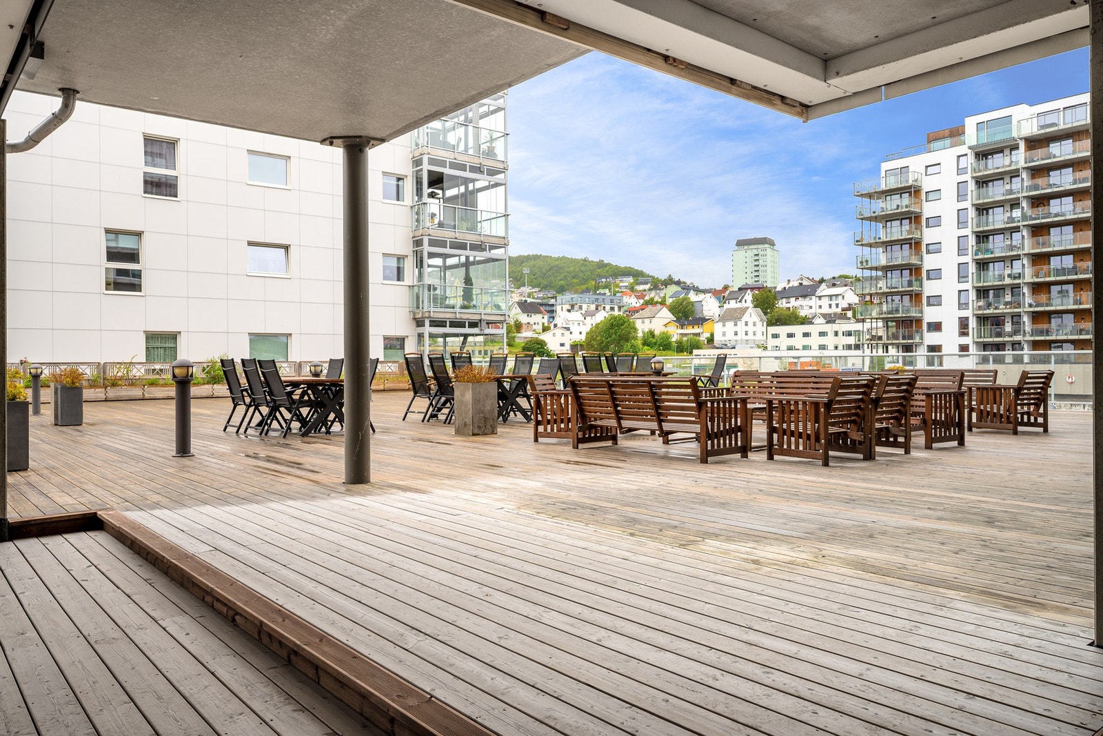 I 2. etasje er det stor, felles terrasse for beboerne - denne kan brukes ved sosiale tilstelninger Galleribilde