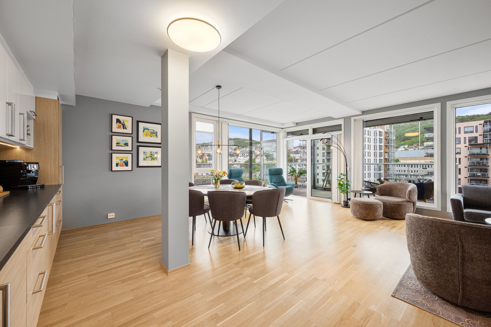 Velkommen inn! Leiligheten ligger i bygningens 5. etasje og har enkel adkomst via heis Galleribilde