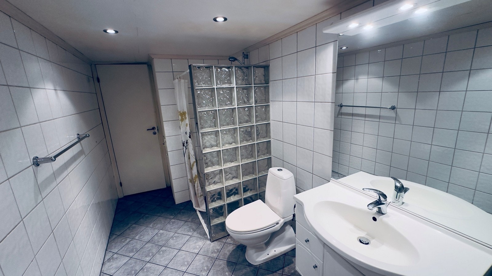 Bad - god størrelse med plass og opplegg til vaskemaskin, dusj, toalett og servant. Galleribilde