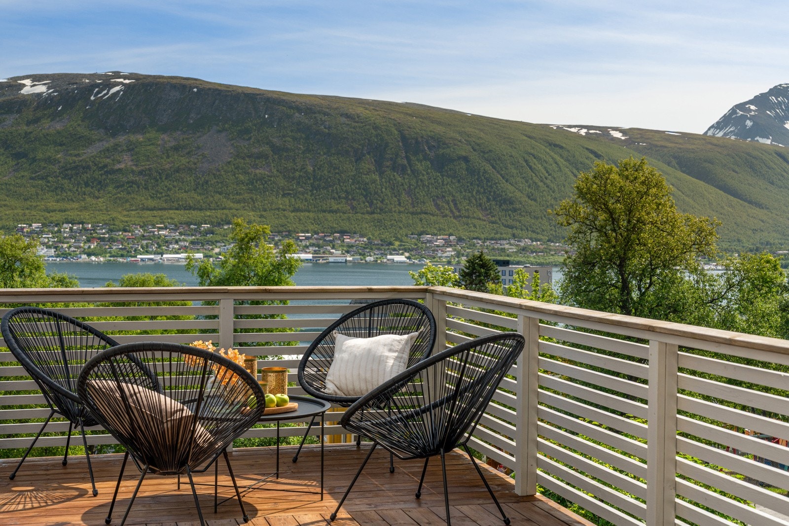 Fra stuen er det utgang til veranda med god plass til utemøbler.