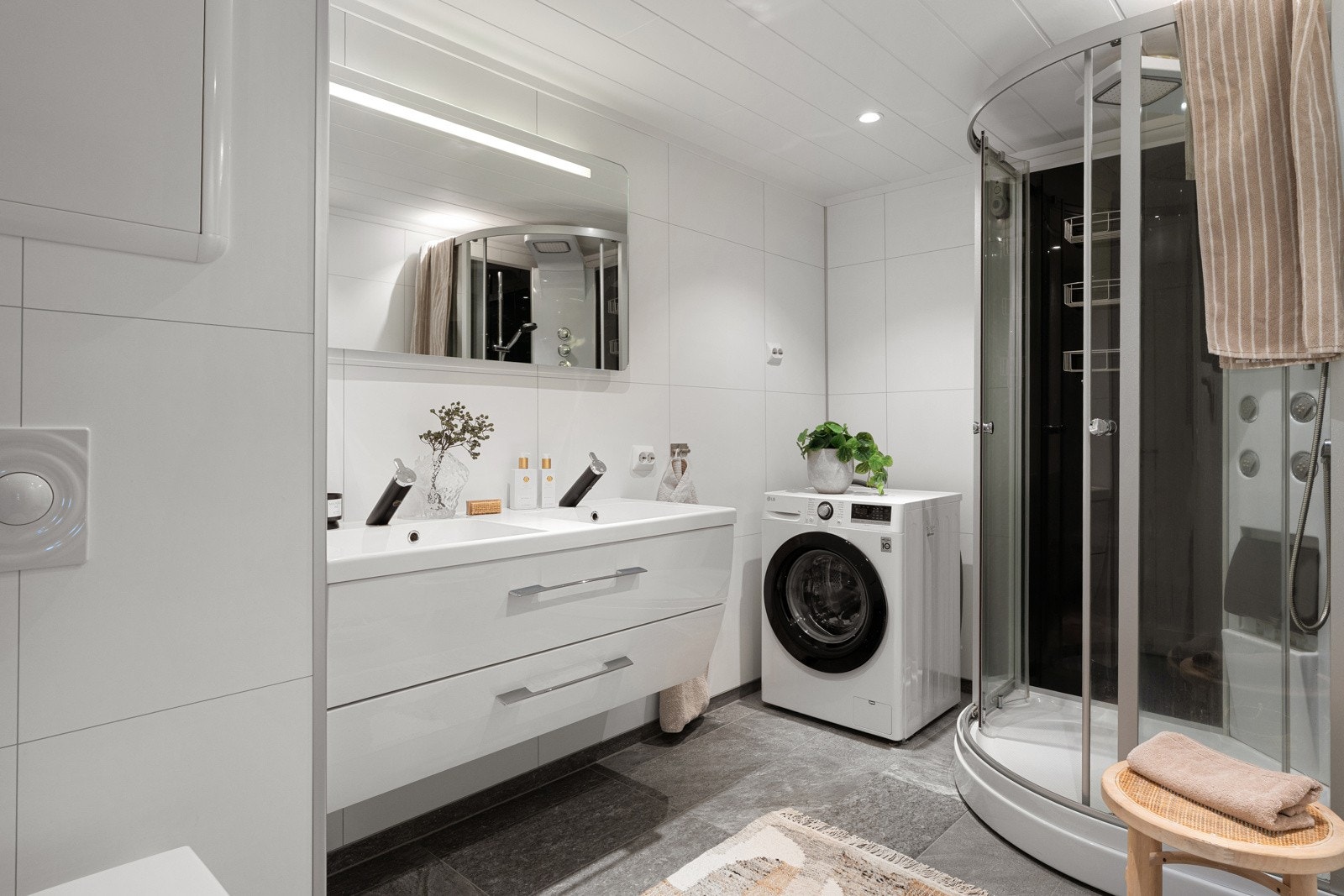 Badet er av god størrelse med dusjkabinett og opplegg for vaskemaskin/tørketrommel.
