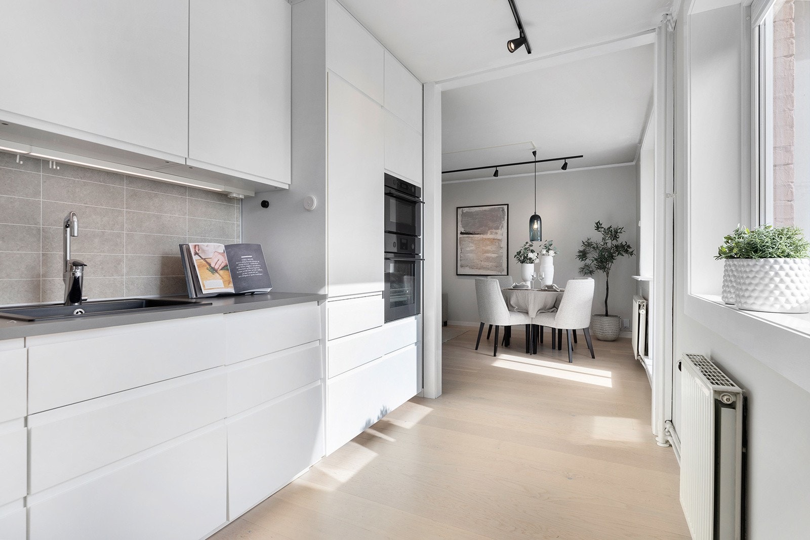 Kjøkkenet ligger åpent inn mot stuen. Galleribilde