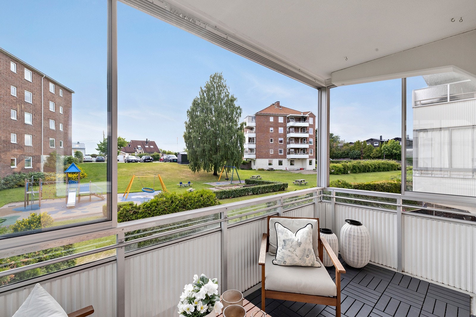 Balkongen har god plass til utemøbler og elektrisk-/gassgrill. Galleribilde